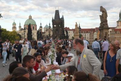 "Коронавирус, пока!": В центре Праги устроили застолье-прощание