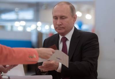 Путин проголосовал по поправкам в Конституцию на избирательном участке в Москве