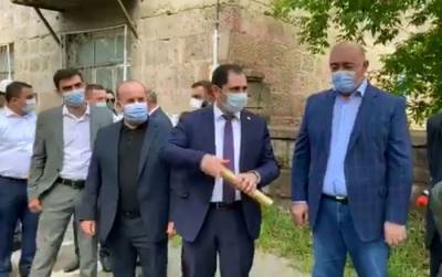 Министр уложил асфальт: Папикян ознакомился с ремонтом улиц в Гюмри