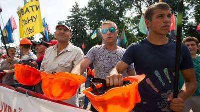 Шахтеры второй день протестуют у офиса Зеленского в Киеве