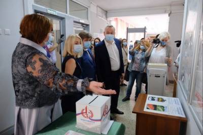 Губернатор Новосибирской области проконтролировал организацию голосования по поправкам в Конституцию России