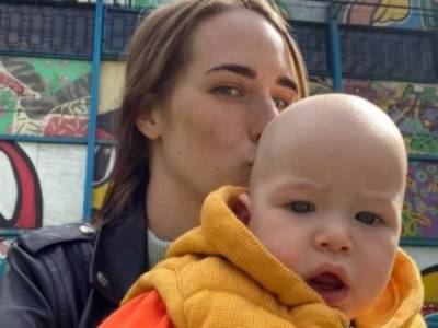В Киеве вооруженные мужчины похитили у матери младенца: что известно