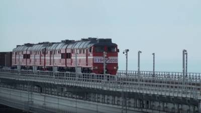 На Крымском мосту открылось движение грузовых поездов.