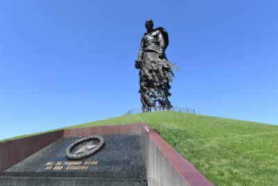 Встреча на фоне журавлей: в Тверской области торжественно открыли мемориал Советскому солдату