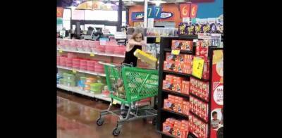 На вирусном видео разъяренная клиентка швыряется покупками в супермаркете, не желая надевать маску
