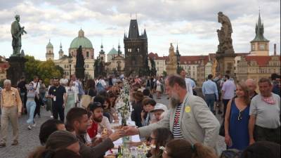 В центре Праги устроили застолье, люди попрощались с коронавирусом: фото