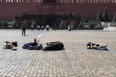 На Красной площади задержали активистов, выложивших телами цифру 2036