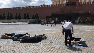 На Красной площади активисты выложили телами «2036». Их задержала полиция