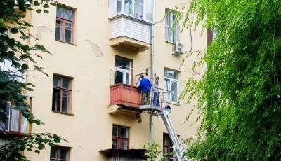 В Воронеже с 4 этажа дома рухнула опорная консоль бетонной балки балкона