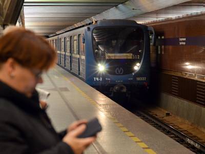 Посторонний предмет на рельсах остановил движение поездов в метро Петербурга