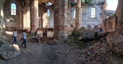 В Бродах провели уборку в древней заброшенной синагоге