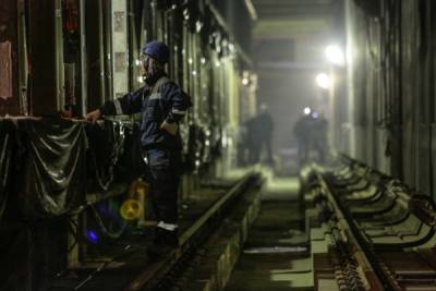 После попадания оборудования на пути движение по «красной» ветке метро в Петербурге восстановлено