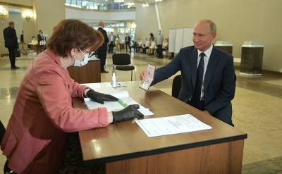 В Кремле объяснили, почему Путин без маски пришел на голосование по поправкам
