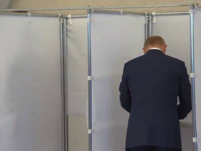 Путин пришел без маски на избирательный участок