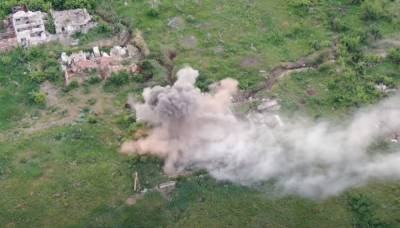 В 54-й ОМБр показали видео уничтожения позиции боевиков со складом боеприпасов
