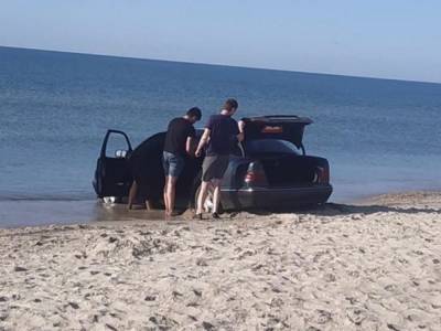 В Кирилловке Mercedes въехал в море: автомобиль застрял в воде