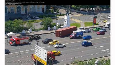 На Тверском путепроводе Москвы упал контейнер с фуры