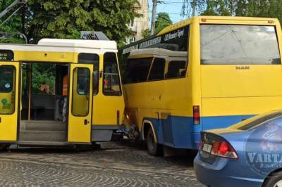 Во Львове автобус с пассажирами влетел в трамвай