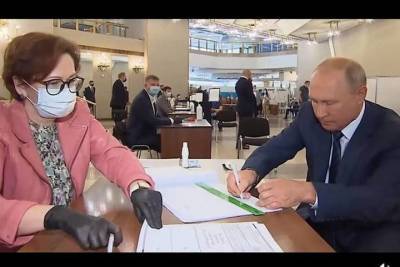 Кремль объяснил причину голосования Путина без маски