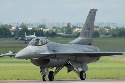Истребитель F-16 ВВС США упал на авиабазе во время учебного полета
