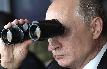 Путин гонит народ на голосование, а сам отгородился от всех «дезинфекционным туннелем»