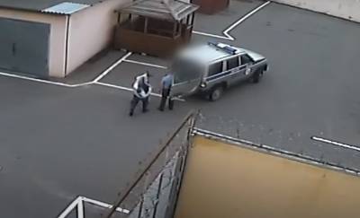 Видеофакт: в Минской области в РОВД пьяный сельчанин напал на милиционеров и надавал им пощечин