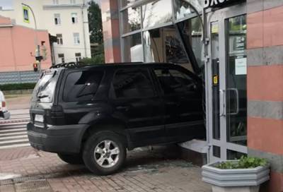 Ты – не ты, когда голоден: на Лесном проспекте в Петербурге машина влетела в кафе