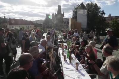 В Чехии тысячи людей собрались за 500-метровым столом, чтобы попрощаться с коронавирусом