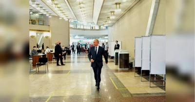 Путин без маски и перчаток проголосовал за свое «обнуление»: как в России меняют конституцию
