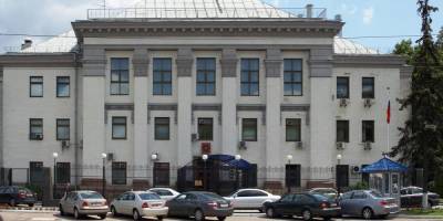 На Украине у посольства России сожгли триколор