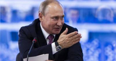 Без маски и перчаток: Путин проголосовал по поправкам в Конституцию (видео)