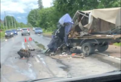 Видео: неподалеку от деревни Лопухинка столкнулись «ГАЗель» и грузовик с песком