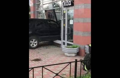 Автомобиль протаранил кафе на северо-востоке Санкт-Петербурга