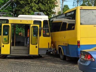 Во Львове столкнулись трамвай и автобус