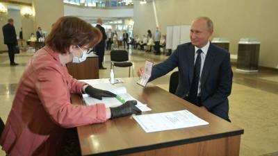 Путину после голосования выдали билет на участие в лотерее «Миллион призов»