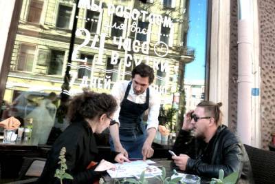 Петербургские рестораторы столкнулись с задержкой разрешений на летние кафе