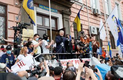 В поддержку Порошенко под Печерский суд снова вышли 10 тысяч человек
