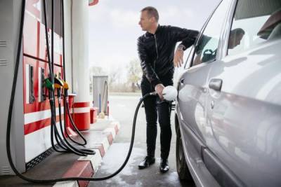 На российских АЗС третью неделю подряд продолжается рост цен на бензин