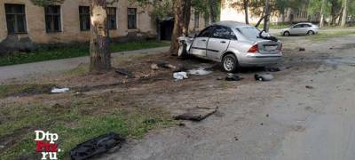 Автомобиль вылетел с дороги и врезался в дерево в поселке Карелии (ФОТО)