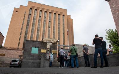 "За сотрудничество с Арменией": как проходит голосование в посольстве России