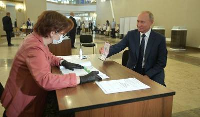 Владимир Путин пришел на голосование без маски