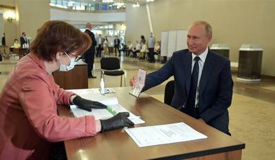 Путин проголосовал за "обнуление" своего президентства и нарушил карантин