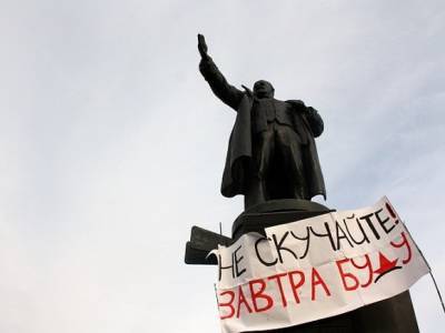 В Новосибирске противник поправок приковал себя цепью к памятнику Ленину