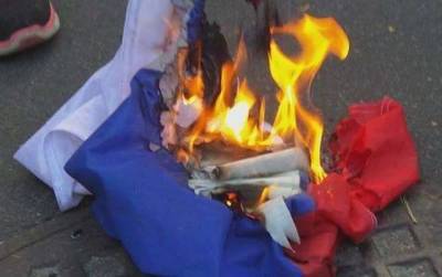 У посольства России в Киеве неизвестный «активист» сжег российский флаг