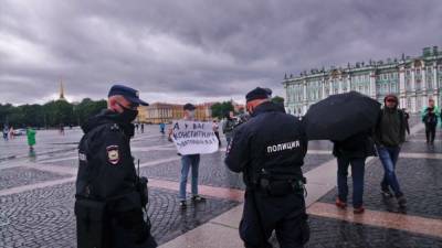 В Петербурге на Дворцовой площади проходит акция против поправок