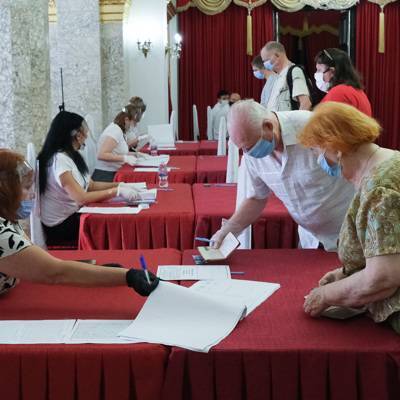 Голосования по поправкам к Конституции России на участках за рубежом проходит спокойно