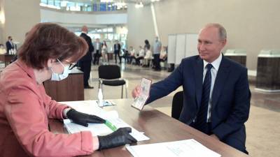 Песков объяснил, почему Путин пришел на голосование без маски