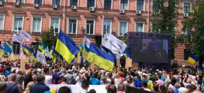 Под Печерским судом на митинге поддержки Порошенко выступают общественные активисты, оппозиционные политики, ветераны и волонтеры