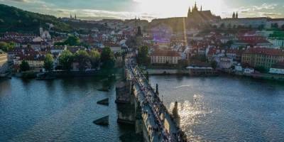 В Праге по случаю завершения карантина накрыли полукилометровый стол