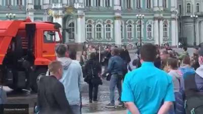 Флешмоб в центре Петербурга в заключительный день голосования закончился потасовкой